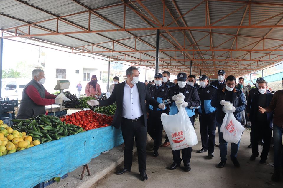 Başkan Öner, Düziçi'nde ücretsiz maske ve eldiven dağıttı