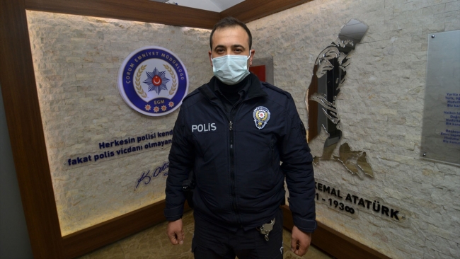 Osmaniyeli Polis memuru gönlünü vatandaşa açtı