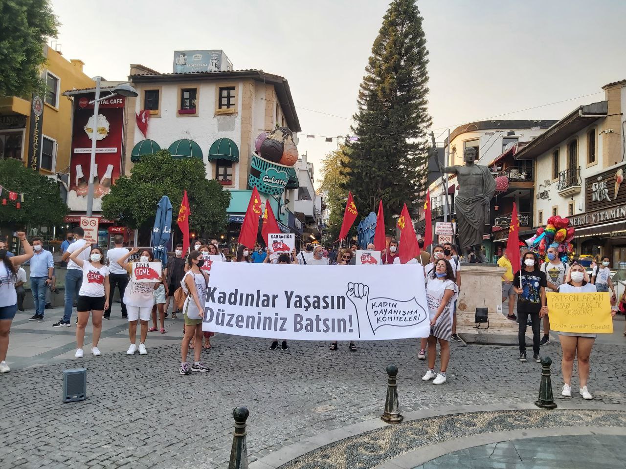 Kadınlar Azra Gülendam Haytaoğlu için Antalya'da bir araya geldi