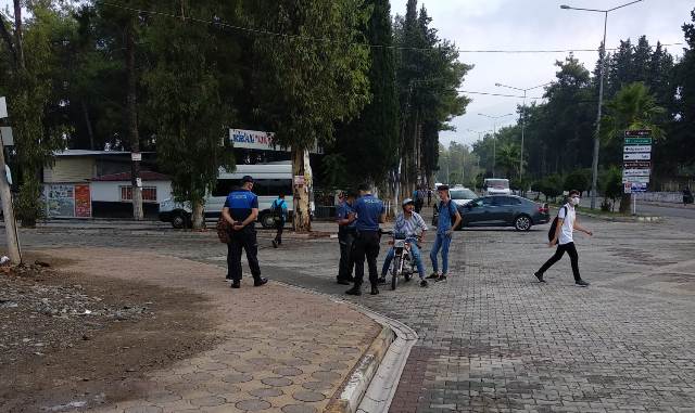 DÜZİÇİ'NDE OKUL ÖNLERİNDE SIKI DENETİM