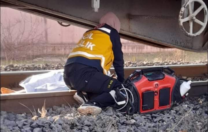 TRENİN ÇARPTIĞI KADIN HAYATINI KAYBETTİ