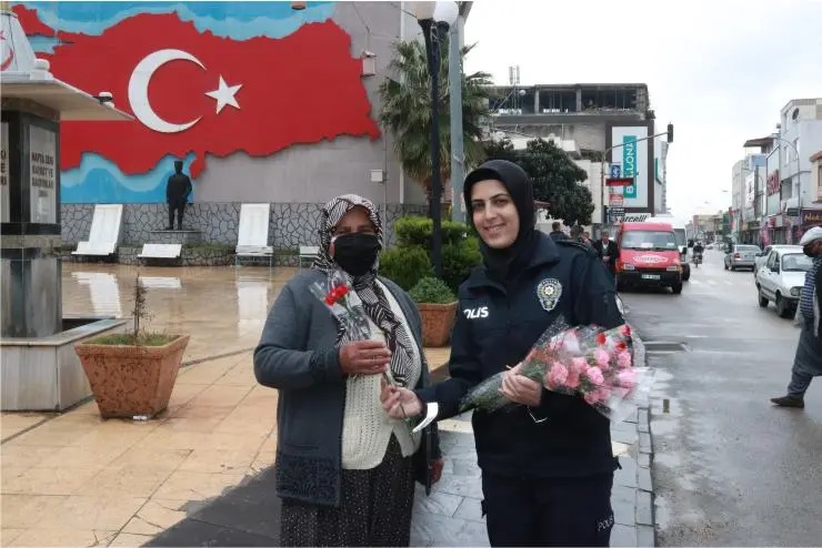 Polisler, kadın sürücülerin Dünya Kadınlar Günü’nü kutladı