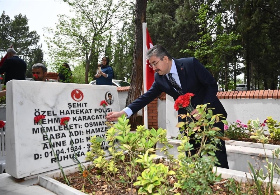 Osmaniye Valisi Dr. Erdinç Yılmaz Şehit Mezarlarına Karanfil Bıraktı