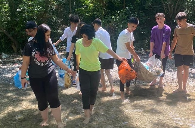 Gençler, sabun çayı mesire alanında çevre temizliği yaptılar