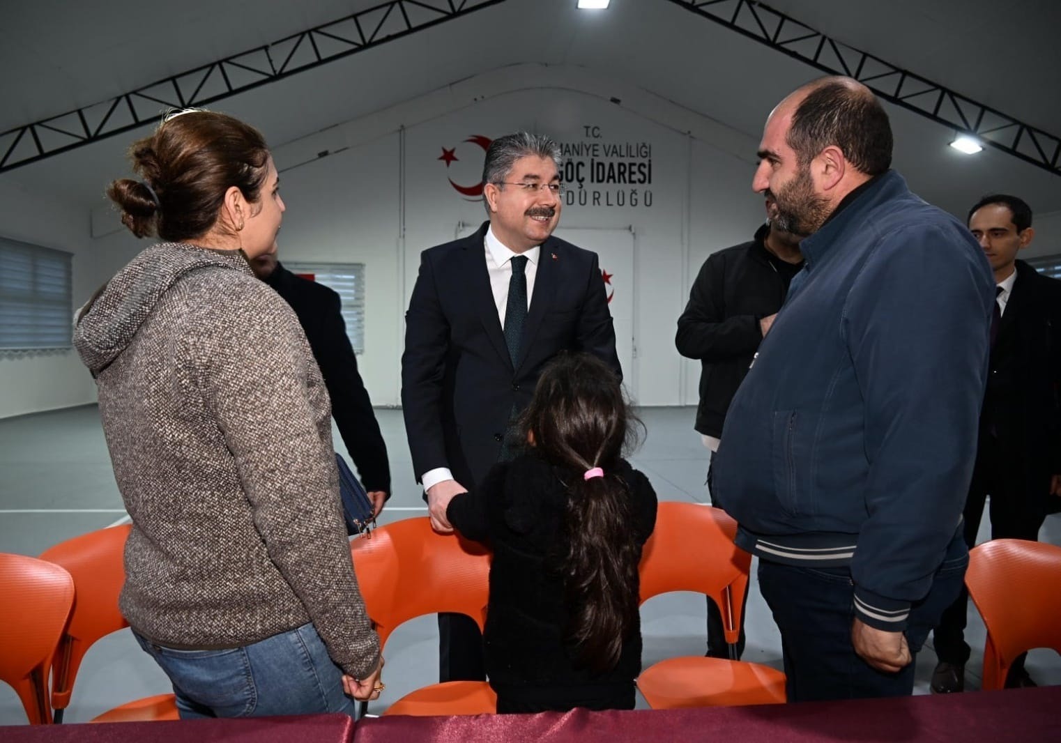 Vali Yılmaz depremzede çocuklara oyuncak hediye etti