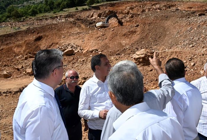 Vali Yılmaz, yapımı devam eden gölette incelemede bulundu