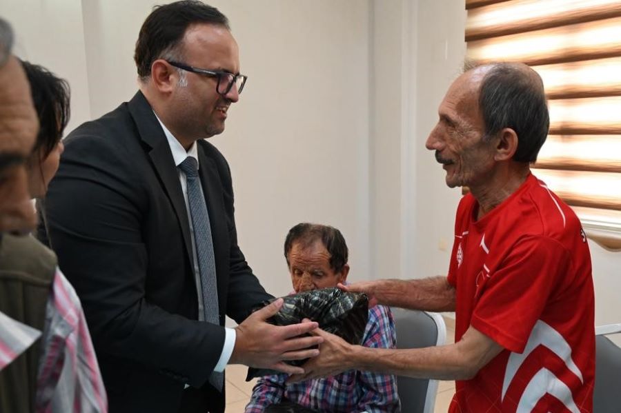 Osmaniye Sağlık İl Müdürü Dr.Ahmet Kara, Yaşlılar haftası dolayısıyla Özden Kardeşler Huzurevi ziyarette bulundu.