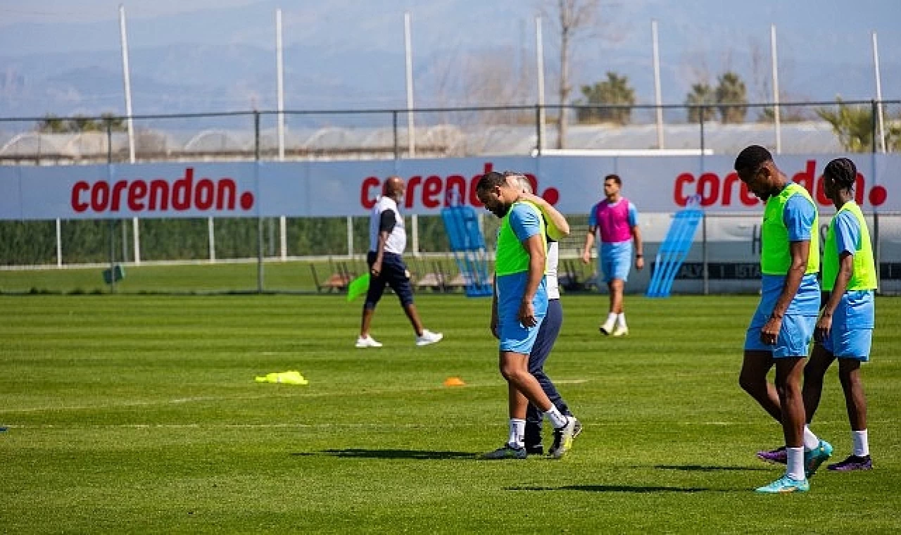 Dick Advocaat’ın çalıştırdığı Curaçao Futbol Milli Takımı, Corendon sponsorluğunda Titanic Deluxe Golf Belek’te