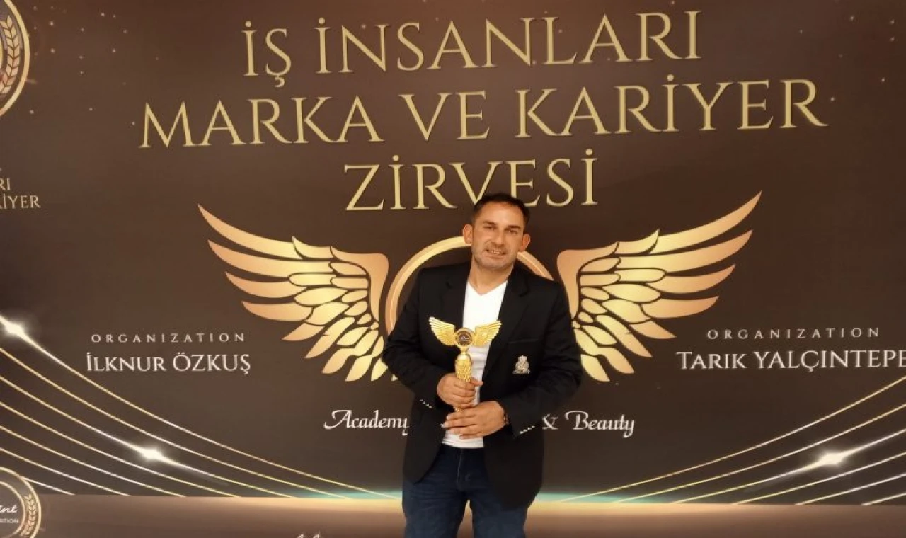Serdar Kılınç  ”Yılın En Dikkat Çeken Fantezi Müzik Sanatçısı” ödülünü aldı!
