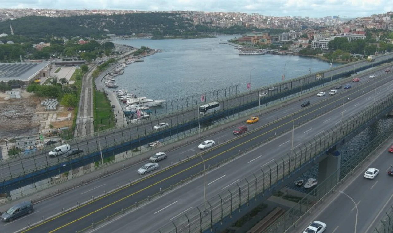 Haliç Köprüsü metrobüs yolu yenilendi