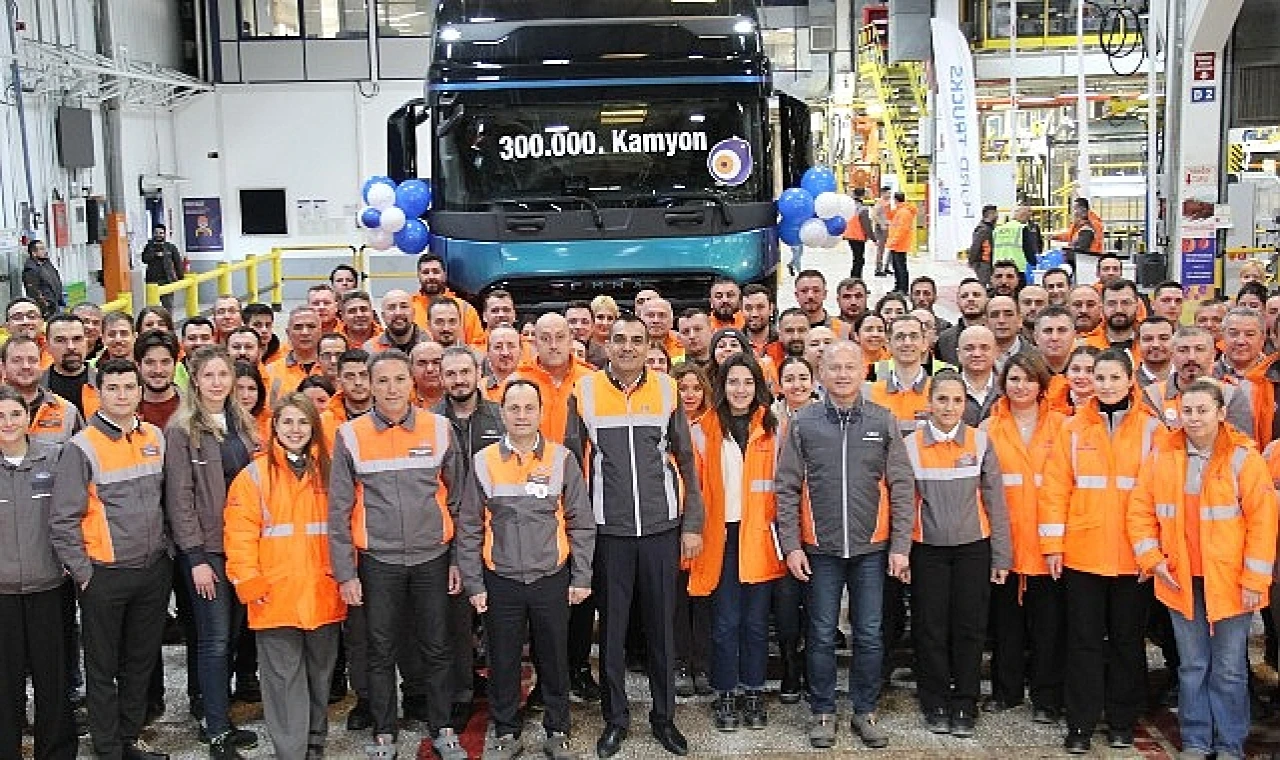 Ford Trucks 300 Bininci Kamyonunu Hattan İndirdi