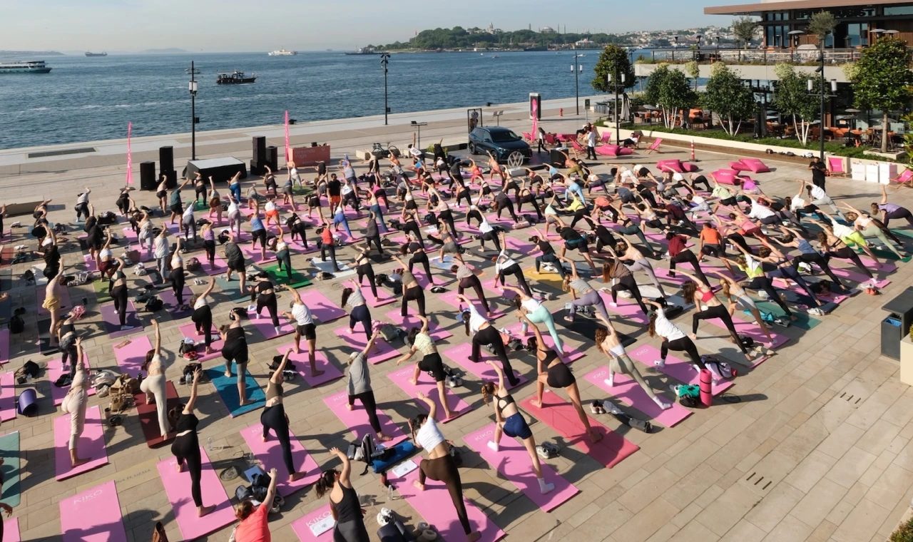 İstanbul’da rıhtımda ’çocuk’ yogası